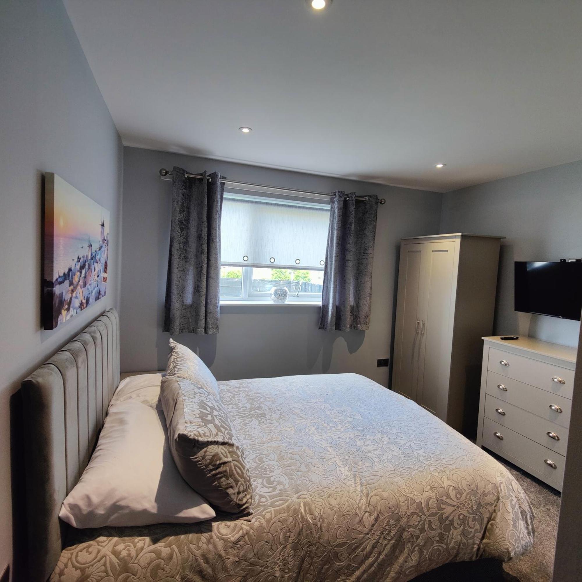 - Kempston Court Hotel